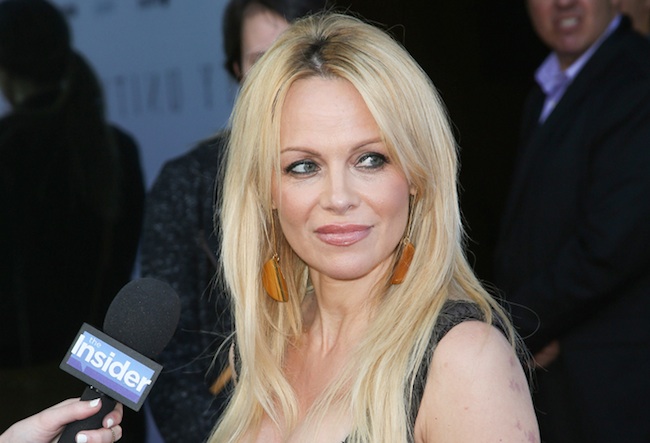 Pamela Anderson a rendu visite aux migrants à Calais