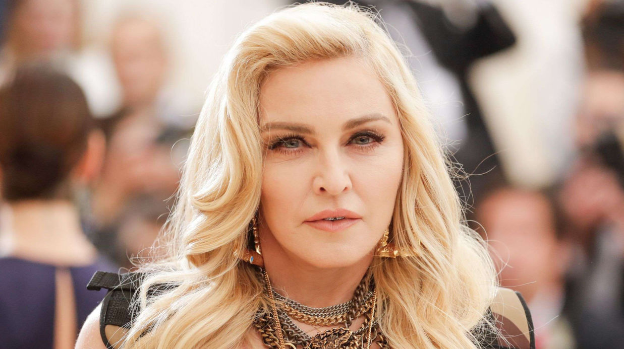 Incen­dies dans le sud de la France : de passage à Saint-Tropez, Madonna gaffe sur Twit­ter