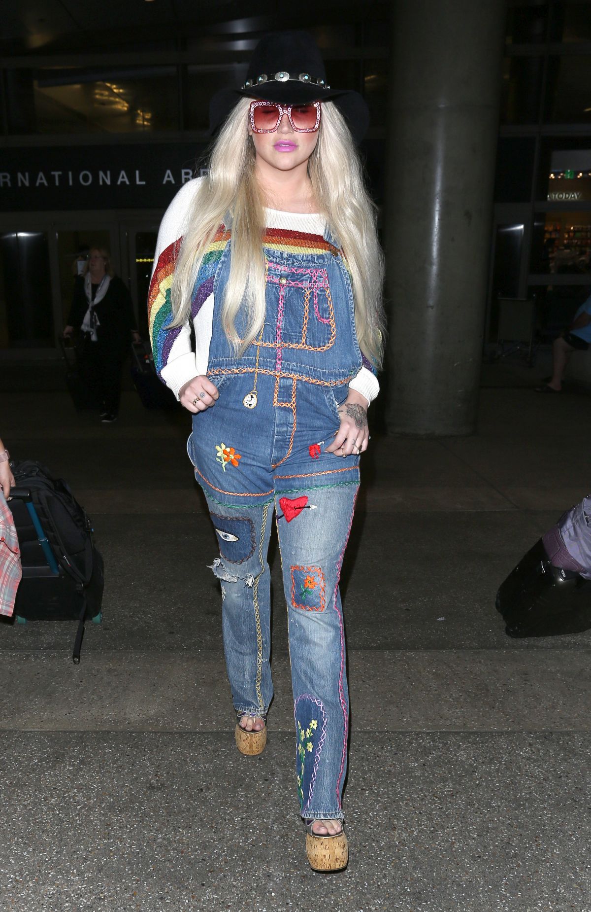 Paparazzi : KESHA SEBERT à l'aéroport de LAX à Los Angeles 07/05/2017