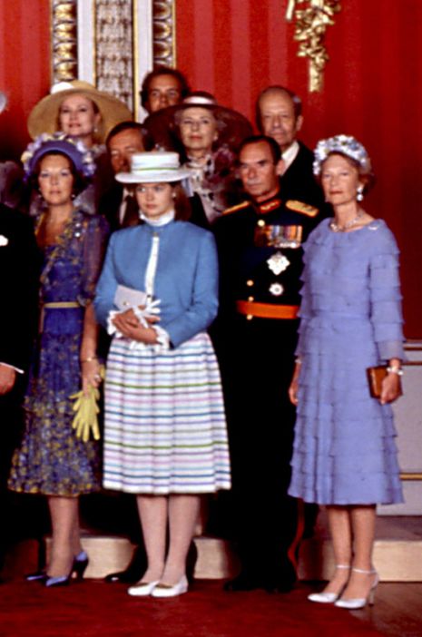 Au 1er rang: la reine Beatrix des Pays-Bas et le prince consort Claus (derrière Lady Helen Windsor), le grand-duc Jean de Luxembourg et la grande-duchesse Joséphine-Charlotte. Au 2e rang : la princesse Grace et le prince Albert de Monaco, la princesse Georgina et le prince Franz Josef II de Liechtenstein. Au 1er rang: la reine Beatrix des Pays-Bas et le prince consort Claus (derrière Lady Helen Windsor), le grand-duc Jean de Luxembourg et la grande-duchesse Joséphine-Charlotte. Au 2e rang : la princesse Grace et le prince Albert de Monaco, la princesse Georgina et le prince Franz Josef II de Liechtenstein.