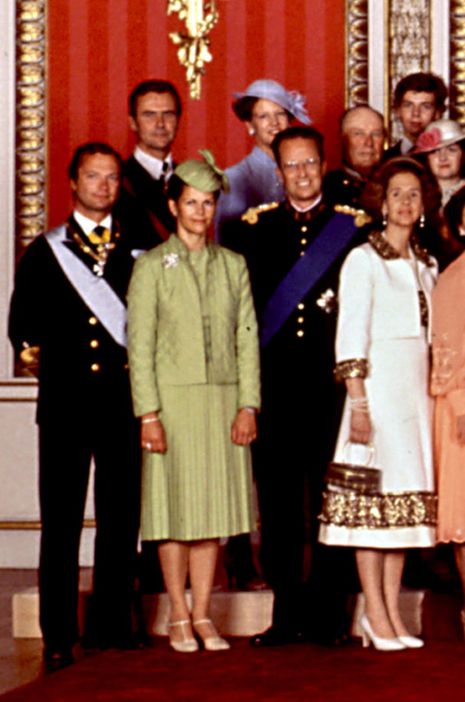 Au 1er rang : le roi Carl XVI Gustaf de Suède et la reine Silvia, le roi des Belges Baudouin et la reine Fabiola. Au 2e rang : le prince consort Henrik et la reine Margrethe II de Danemark, le roi Olaf V de Norvège. Au 1er rang : le roi Carl XVI Gustaf de Suède et la reine Silvia, le roi des Belges Baudouin et la reine Fabiola. Au 2e rang : le prince consort Henrik et la reine Margrethe II de Danemark, le roi Olaf V de Norvège.