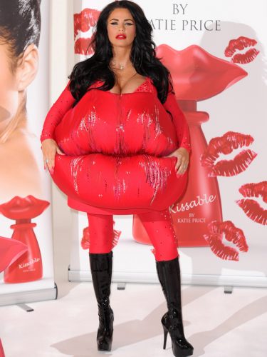 12. Katie Price les lèvres de collagène "data-data-image-id =" 567051 "/> </div>
<div class=