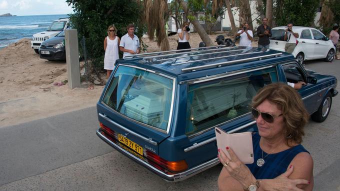 Le cortège funéraire transportant la dépouille du chanteur est arrivé vers 16H30 au cimetière.