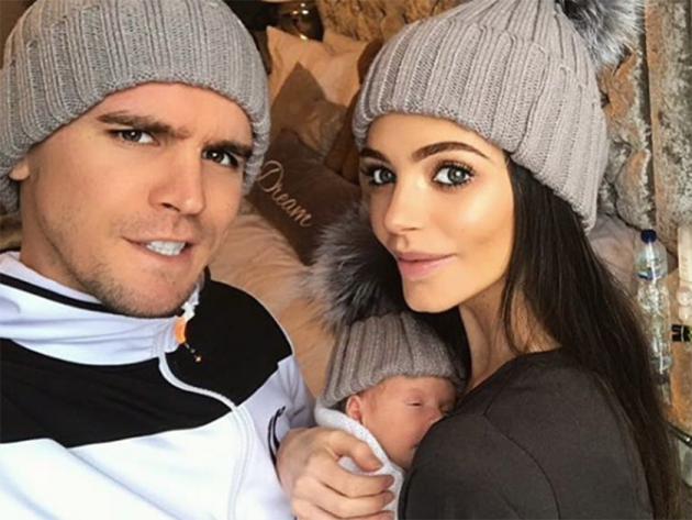  Bobble chapeaux à la main 