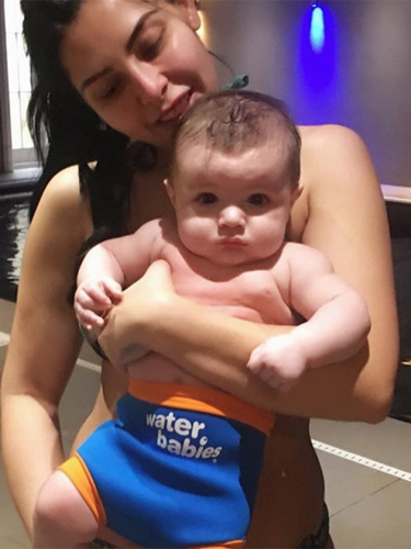 Bébé nage pour la première fois