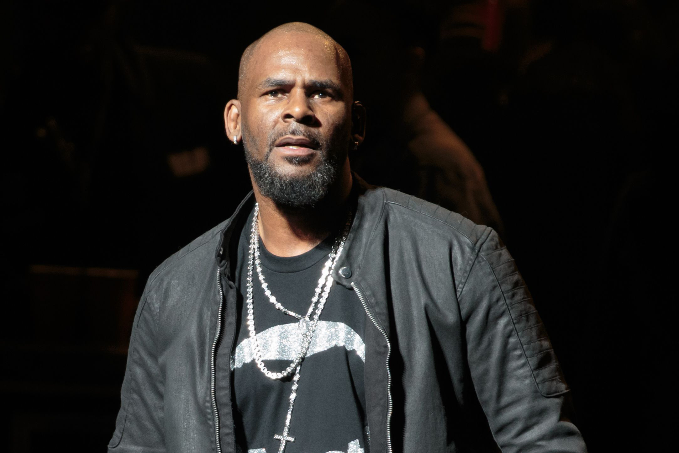 Wiki R R Kelly Bio Wiki ، صافي الثروة ، طفل ، مات ، الاسم الحقيقي ، حامل ...