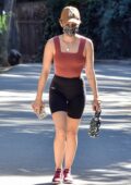 Lucy Hale montre sa silhouette en forme dans un short marron et un short en lycra noir lors d'une randonnée à Los Angeles