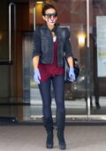 Kate Beckinsale porte un masque de félin et des gants en latex lors de ses courses à Brentwood, en Californie