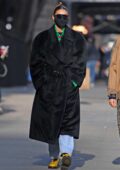 Gigi Hadid se réchauffe dans un manteau noir sur toute la longueur lors d'une promenade à New York