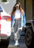 Olivia Munn clignote ses abdos alors qu'elle quitte une salle de sport privée à West Hollywood, Californie