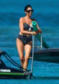 Lauren Silverman montre son corps tonique dans un bikini imprimé tout en se relaxant sur un bateau à Bridgetown, Barbade