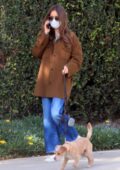 Lily Collins reste décontractée alors qu'elle sort pour promener son chien à Los Angeles