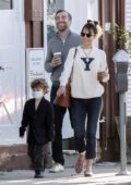 Jordana Brewster est tout sourire alors qu'elle sort avec son petit ami Mason Morfit et son fils à Los Angeles