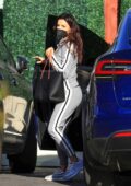 Eva Longoria repérée en survêtement gris lors d'une réunion d'affaires avec Mario Lopez à West Hollywood, Californie