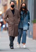 Katie Holmes enfile un double denim alors qu'elle et son petit ami Emilio Vitolo Jr font du shopping ensemble à Soho, New York City