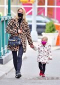 Nicky Hilton porte un manteau à imprimé animal alors qu'elle sort avec sa fille pour une promenade à New York