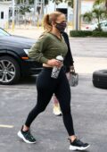 Jennifer Lopez affiche ses courbes dans un sweat-shirt court et des leggings alors qu'elle se rend à la salle de sport à Miami, en Floride