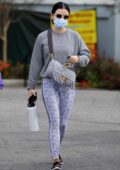Lucy Hale porte un sweat-shirt gris et des leggings à imprimé animal alors qu'elle se dirige vers une séance d'entraînement à Los Angeles