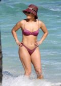 Jennifer Lopez montre sa silhouette incroyable dans un bikini rose pendant ses vacances aux îles Turques et Caïques