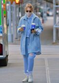 Gigi Hadid a l'air à la mode dans toutes ses tenues en jean lors d'une course de café avec sa mère Yolanda à SoHo, New York City