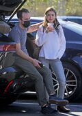 Lily Collins a fière allure dans un pull blanc et un jean lors d'une visite dans un centre de recyclage avec Charlie McDowell à Los Angeles