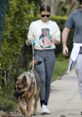 Sofia Richie a enfilé un sweat-shirt `` Inamorata '' et des leggings gris tout en promenant son chien de famille à Beverly Hills, Californie