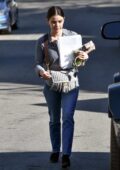 Lucy Hale a fière allure dans une chemise grise et un jean alors qu'elle quitte une réunion d'affaires à Los Angeles