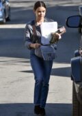 Lucy Hale a fière allure dans une chemise grise et un jean alors qu'elle quitte une réunion d'affaires à Los Angeles