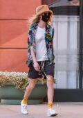 Cara Delevingne porte une chemise à imprimé tropical, un tee-shirt blanc et un short à cordon alors qu'elle sort à Beverly Hills, Californie