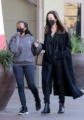 Angelina Jolie a l'air chic dans un ensemble tout noir alors qu'elle fait du shopping avec sa fille Zahara à Los Angeles
