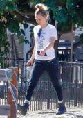 Kaley Cuoco reste décontractée avec un t-shirt blanc et des leggings noirs alors qu'elle sort promener son chien à Los Angeles