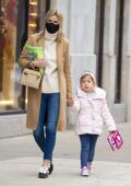Nicky Hilton garde son style en se promenant avec sa fille à New York