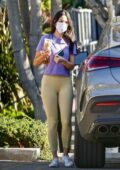 Eiza Gonzalez laisse tomber accidentellement son téléphone alors qu'elle prend son café du matin à West Hollywood, Californie