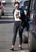Lucy Hale porte un haut court blanc et des leggings noirs alors qu'elle se dirige vers une séance d'entraînement à Los Angeles