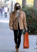 Lily Collins porte une veste en cuir, des bottes en jean et en daim alors qu'elle fait du shopping chez Hermes à Los Angeles