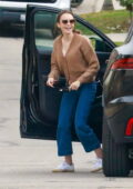 Lily Collins est tout sourire alors qu'elle arrive pour offrir un cadeau d'anniversaire à la maison d'un ami à Los Angeles