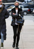 Nicky Hilton a l'air à la mode en portant un pull `` Playboy '' lors de sa sortie dans le quartier Soho de Manhattan, New York