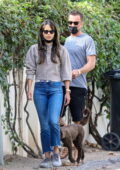 Jordana Brewster emmène son chiot pour une promenade avec son petit ami Mason Morfit à Brentwood, Californie