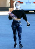 Julianne Hough montre ses abdos durs dans un crop top noir et des leggings camouflage bleus alors qu'elle quitte une salle de sport à Los Angeles