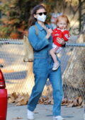 Kate Mara porte une combinaison en jean lors d'une randonnée avec Jamie Bell et leur fille à Griffith Park à Los Feliz, Californie