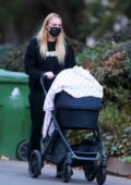 Sophie Turner emmène sa petite fille Willa pour une promenade l'après-midi près de chez elle à Los Angeles