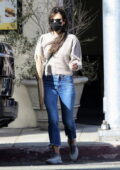 Jordana Brewster sort un jour de vent pour une baguette fraîche et du café chez Kreation Organic à Santa Monica, Californie