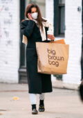 Katie Holmes a l'air confortable dans un long manteau en laine alors qu'elle profite d'une tasse de Starbucks lors de ses courses à New York