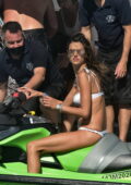 Alessandra Ambrosio se glisse dans un bikini blanc tout en faisant du jet ski avec des amis à Florianópolis, Brésil