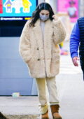 Selena Gomez s'emballe en se dirigeant vers le plateau de tournage de 'Only Murders' à New York