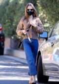 Lily Collins vue portant un cardigan bleu et un jean alors qu'elle s'arrête chez un ami à Los Angeles