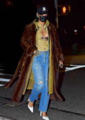 Rihanna porte une chemise déboutonnée avec un manteau de fourrure alors qu'elle sort pour un dîner avec A $ AP Rocky à New York
