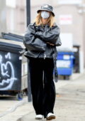 Hailey Bieber a l'air cool dans une veste en cuir surdimensionnée associée à un chapeau bob noir à West Hollywood, en Californie