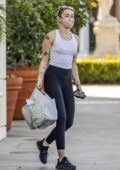 Miley Cyrus sort en débardeur et leggings pour faire du shopping dans sa pharmacie locale à Calabasas, Californie