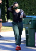 Addison Rae a l'air confortable dans un haut noir, un pantalon de jogging vert et des pantoufles UGG floues rouges alors qu'elle quitte un cours de Pilates à Los Angeles